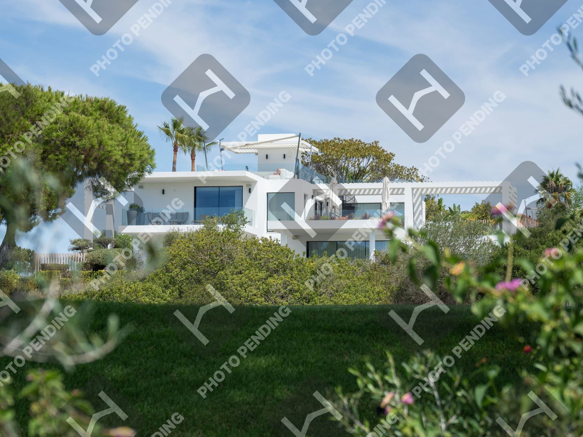 Vue extérieure de la Villa Harmonie à Nîmes avec piscine